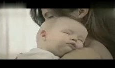 美女喂奶视频,美女哺乳画面传递母爱光辉